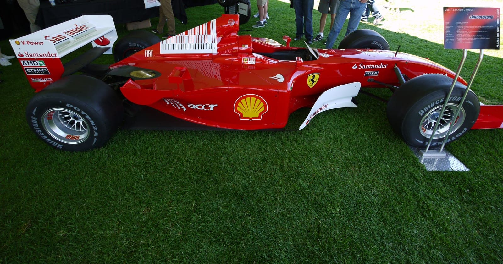 Bolid Ferrari Formuły 1 z motywem przypominającym kod kreskowy Marlboro na owiewce silnika
